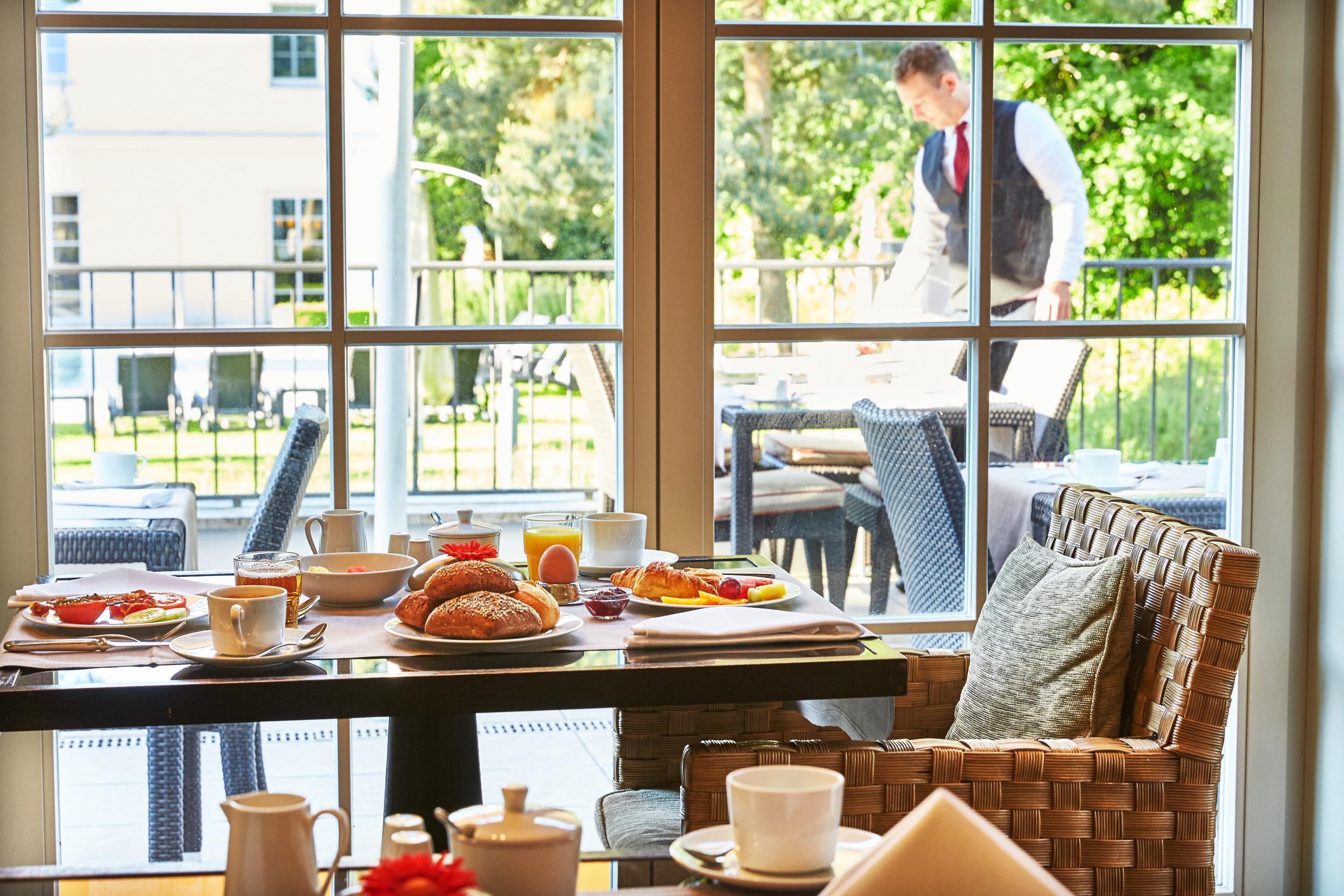 Strandhotel Zingst Exteriér fotografie A butler clearing a table at a hotel
