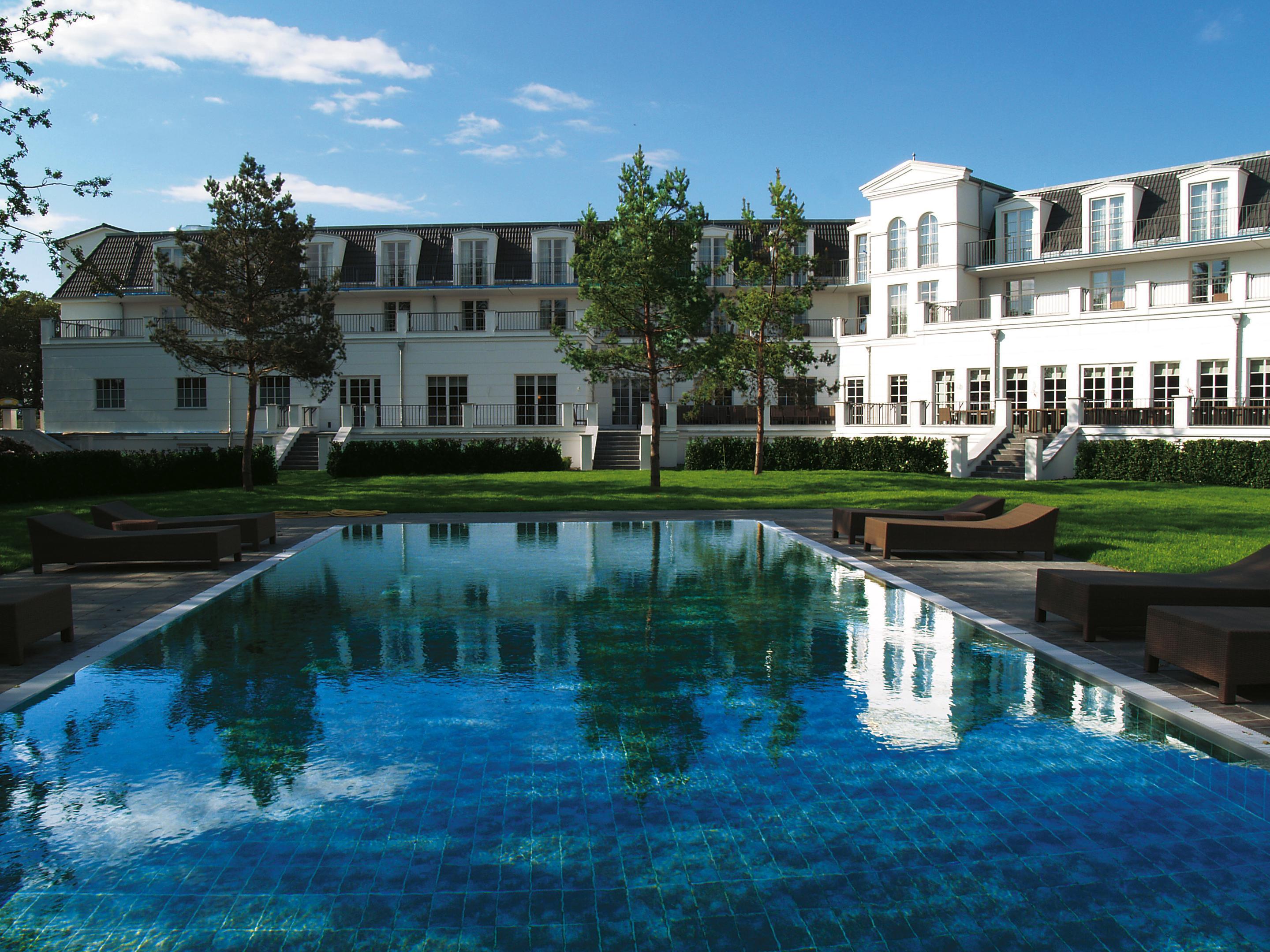 Strandhotel Zingst Exteriér fotografie The swimming pool at the hotel