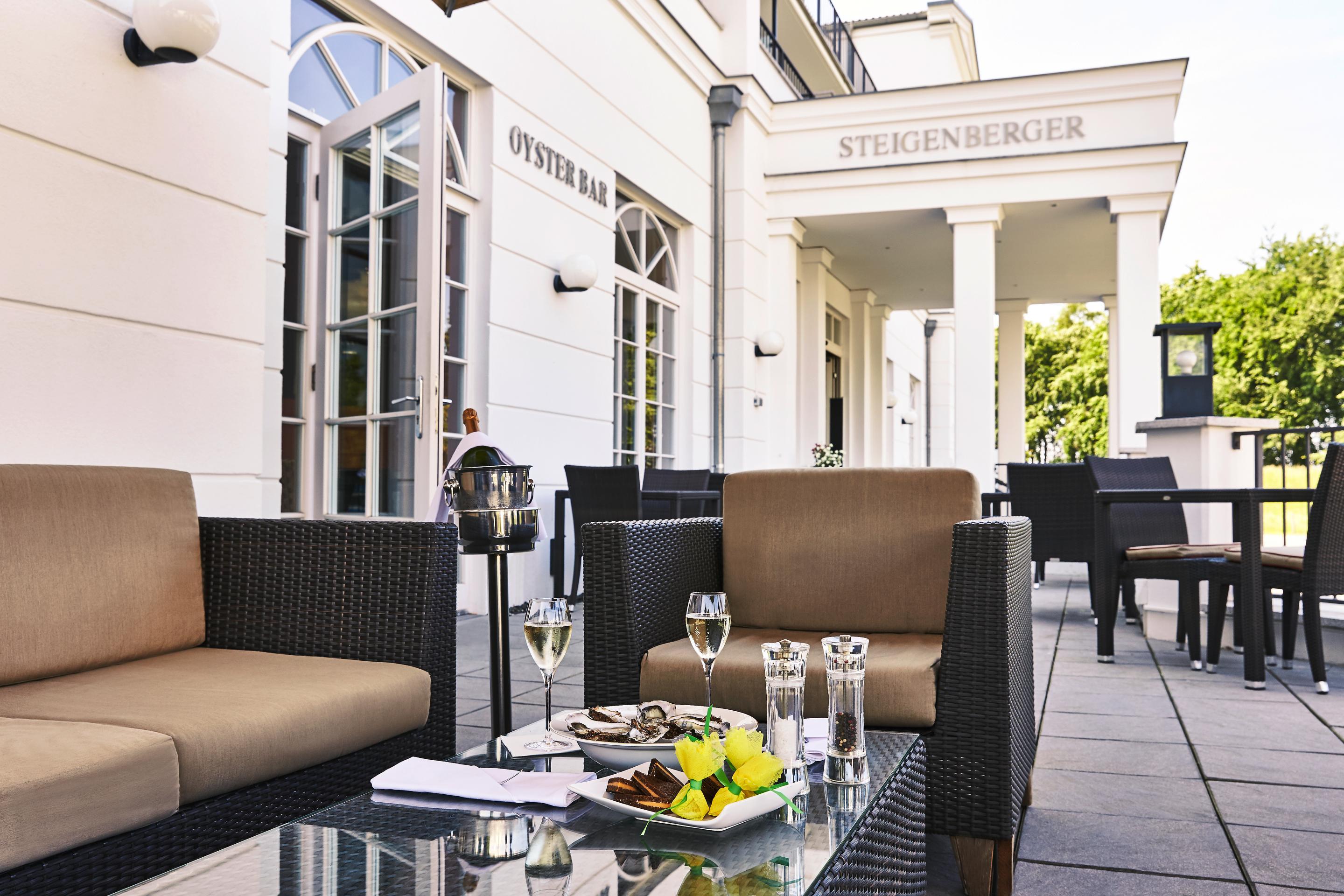 Strandhotel Zingst Exteriér fotografie The hotel's terrace