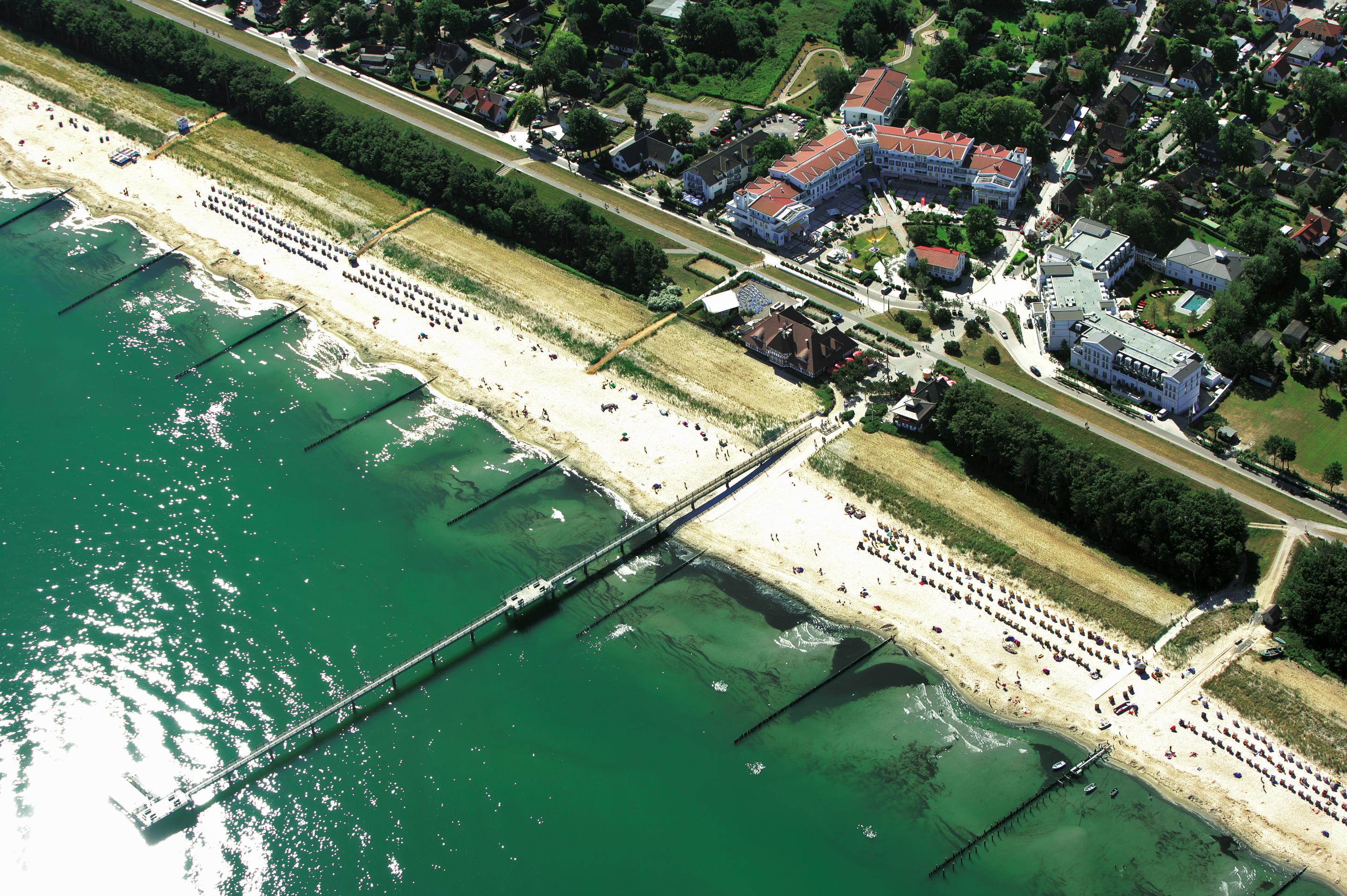 Strandhotel Zingst Exteriér fotografie Aerial view of the beach