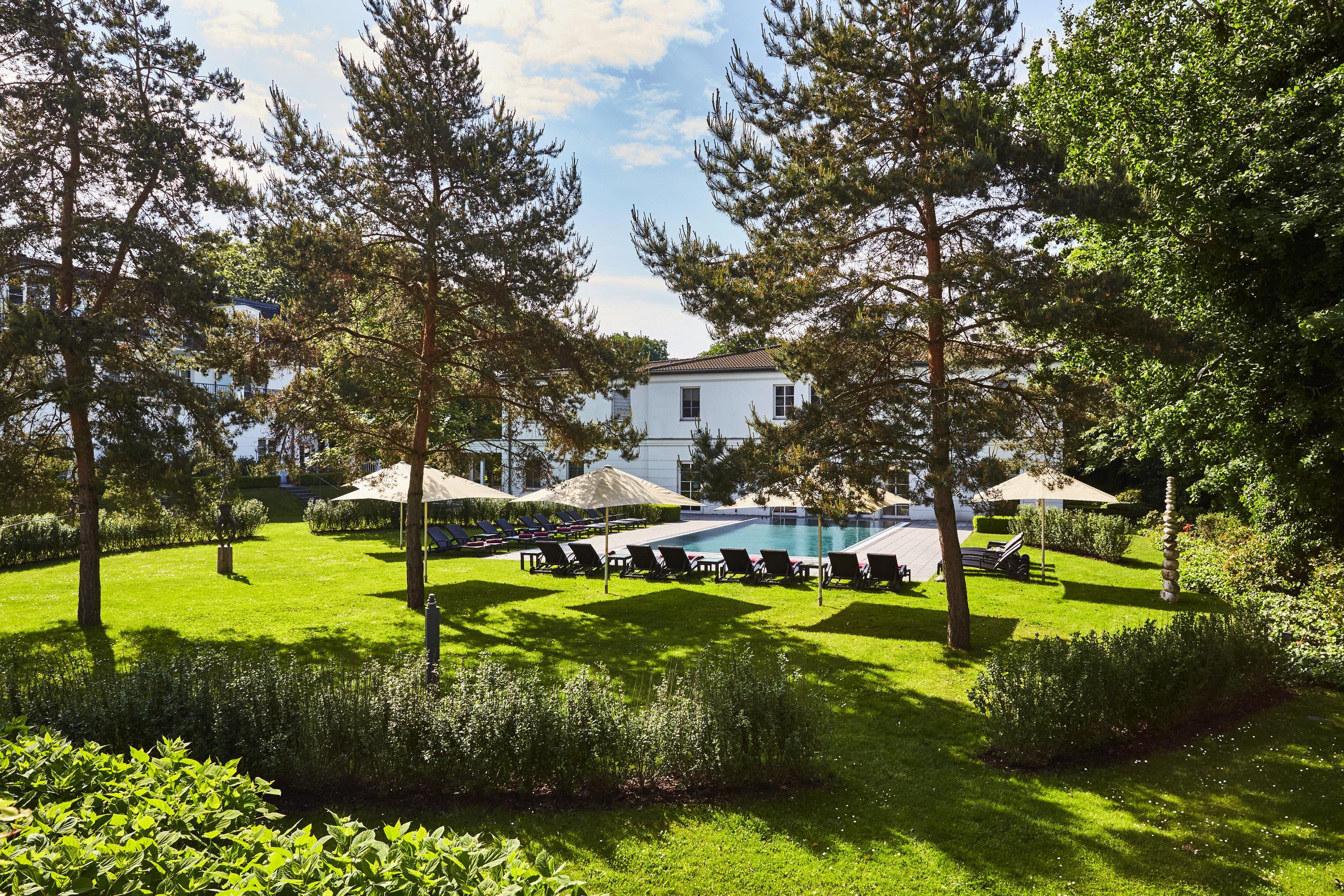 Strandhotel Zingst Exteriér fotografie The garden of the hotel