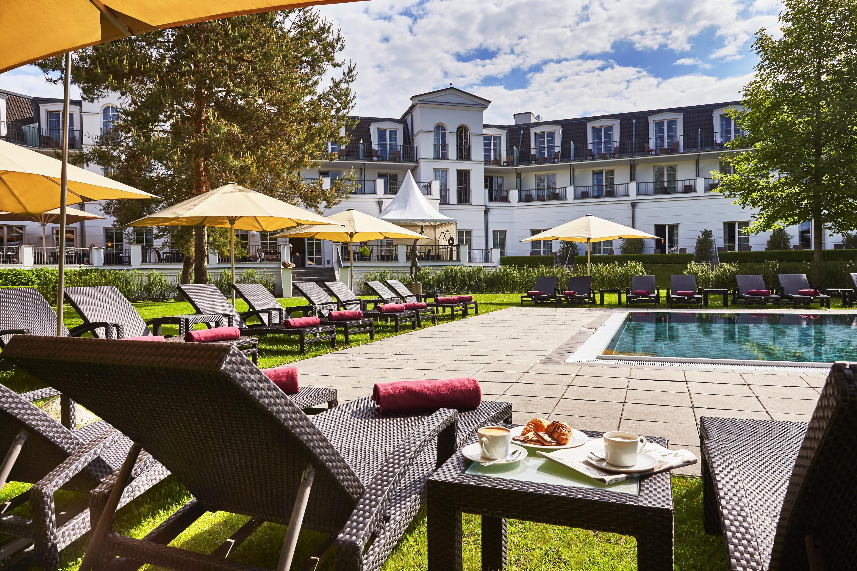 Strandhotel Zingst Exteriér fotografie The Hotel's swimming pool