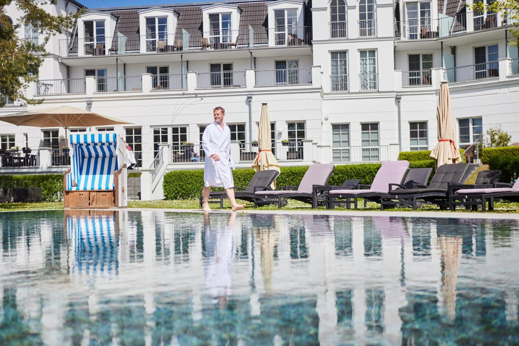 Strandhotel Zingst Exteriér fotografie The swimming pool at the Hotel Axelmannstein
