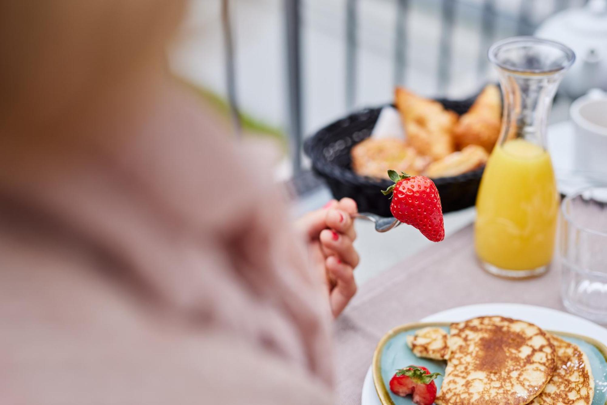 Strandhotel Zingst Exteriér fotografie A woman eating a healthy breakfast