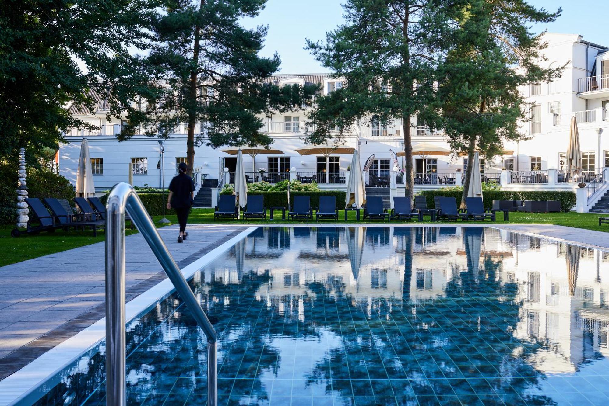 Strandhotel Zingst Exteriér fotografie The swimming pool at the hotel