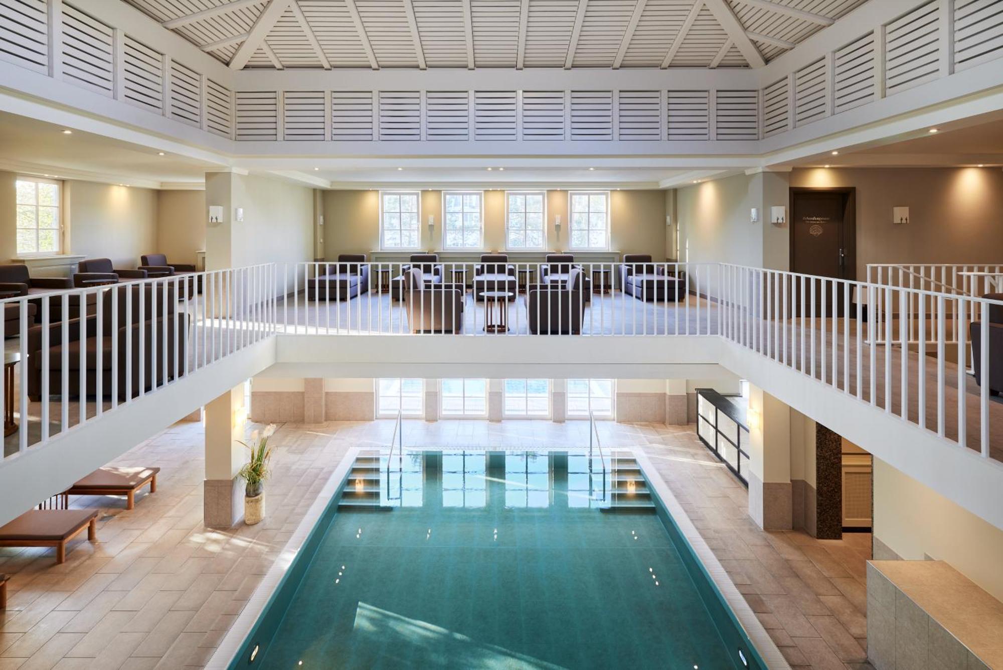 Strandhotel Zingst Exteriér fotografie The swimming pool at the hotel