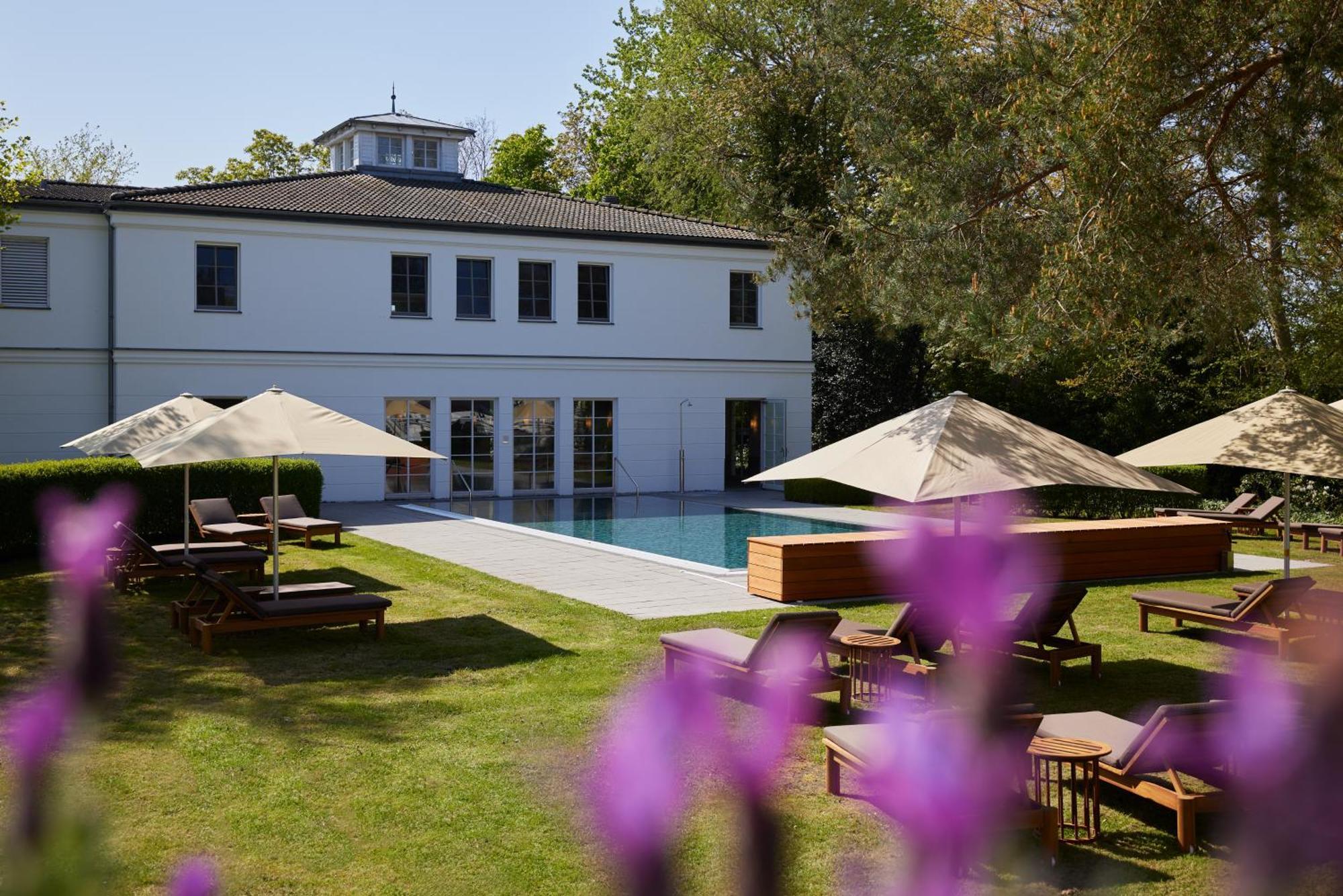 Strandhotel Zingst Exteriér fotografie The Manor at The Grove