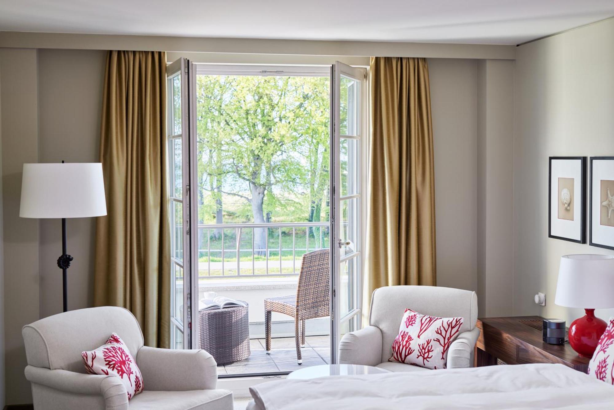 Strandhotel Zingst Exteriér fotografie A guest room at The Ivy Hotel