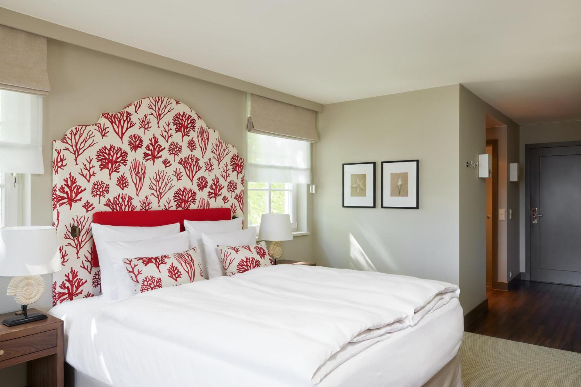 Strandhotel Zingst Exteriér fotografie A bedroom at the Hotel du Cap-Eden-Roc